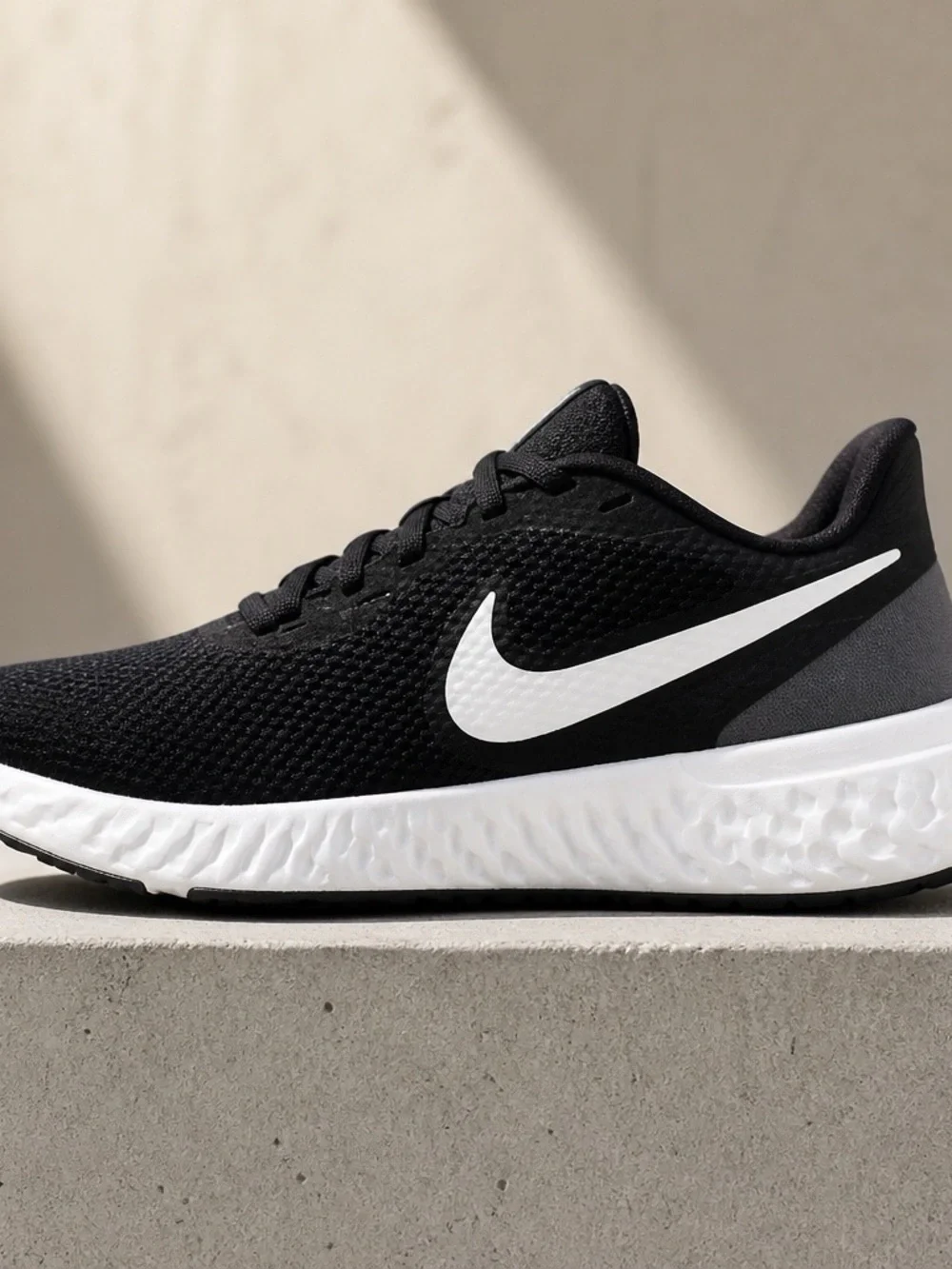 Nike Revolution Running Shoes Womens size 6  Like New condition